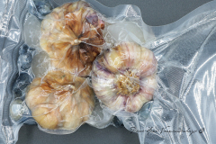 Ail noir mise sous vide avec glaçon d'eau salée