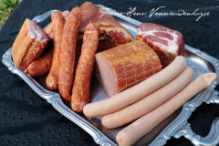de gauche à droite : poitrine fumée, jarret, saucisses fumées, kassler, echine de porc fumée, knacks.