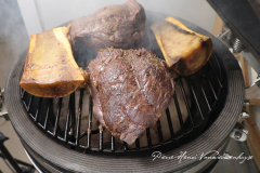 Joue de boeuf et os à moelle fumés au kamado